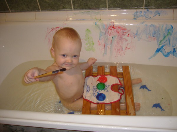 Игра ребенок в ванне. Пальчиковые краски в ванной. Рисование в ванной. Краски для ванной для детей. Рисование пальчиковыми красками в ванной.