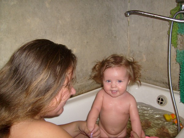 Дочка купается в ванне