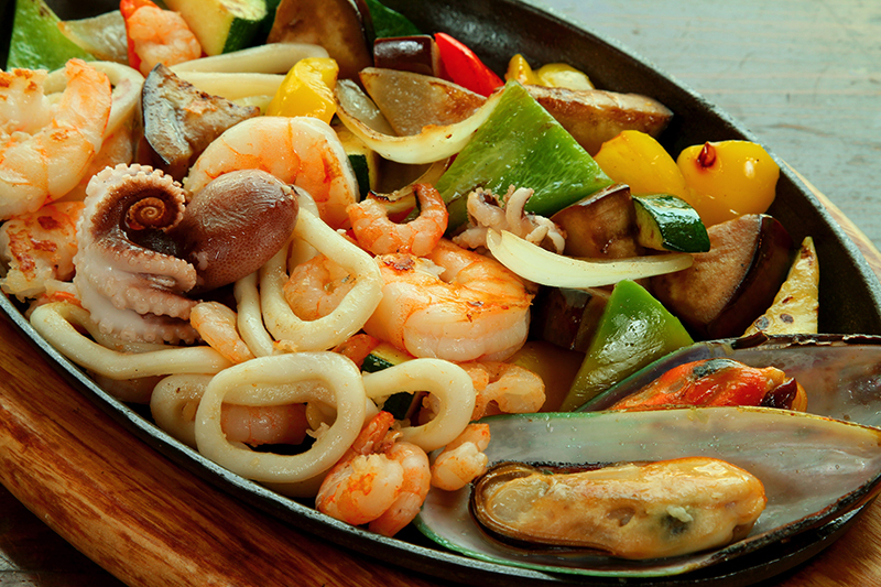 Морепродукты грибы. Блюда с морепродуктами. Ассорти морепродуктов. Тарелка с морепродуктами. Красивые блюда из морепродуктов.