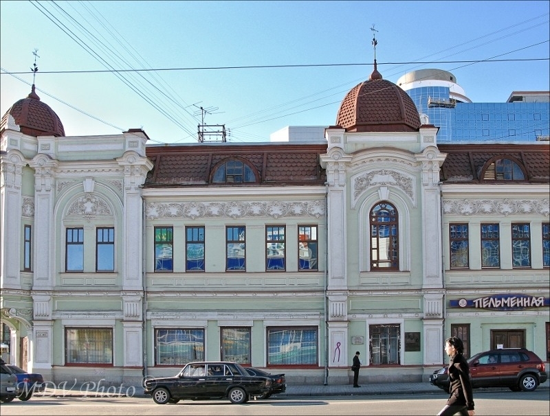 Это здание было построено екатеринбургских купцов меценатов. Дом купца Первушина Екатеринбург. Доходный дом купца е.и Первушина в Екатеринбурге. Усадьба е м Первушина Екатеринбург. Улица 8 марта Радищева дом купца Первушина.