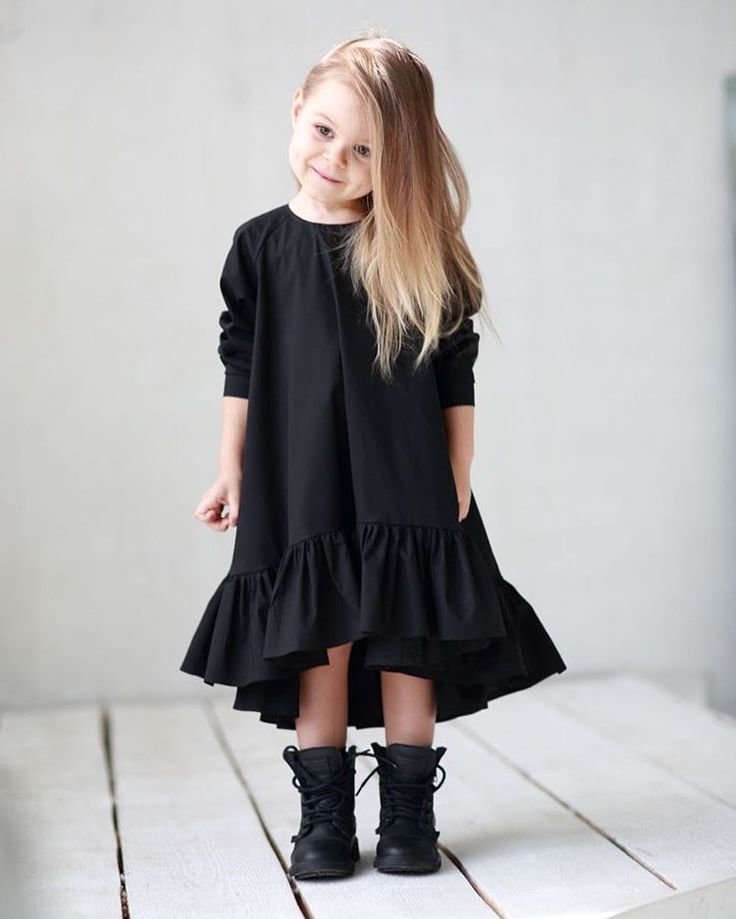 Дети в черном платье