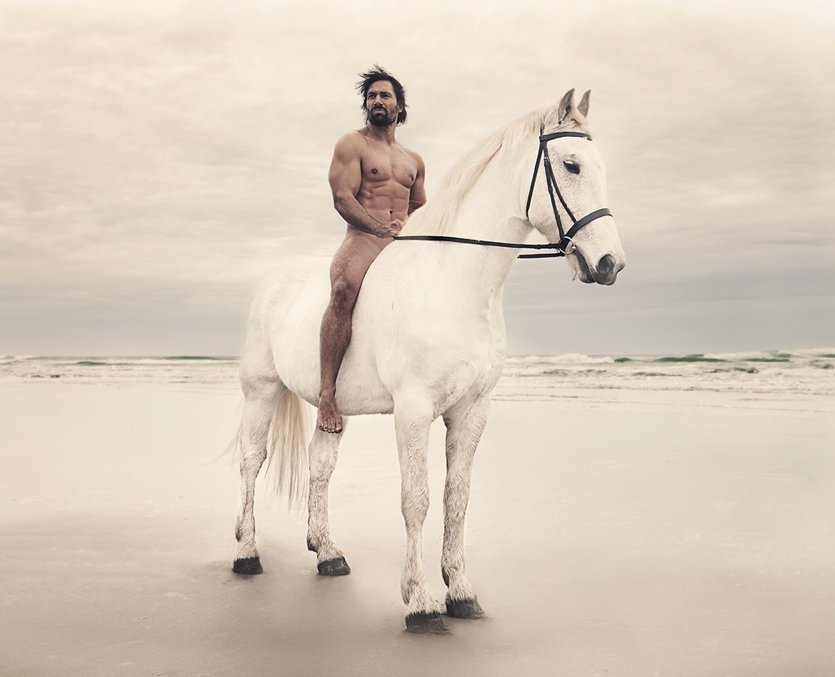 Конь мужик баб. Принц на белом коне. Мужчина на белом коне. Верхом на мужчине. Красивый мужчина на коне.