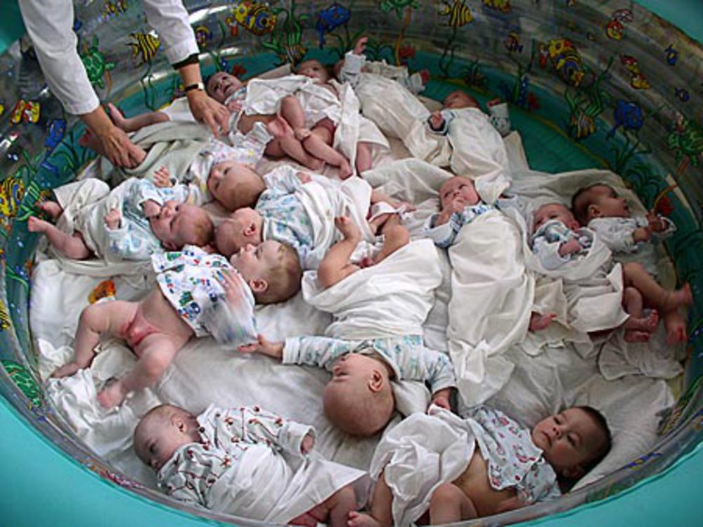 Недавно родившийся ребенок. Много младенцев. Много детей новорожденных. Очень много грудничков.