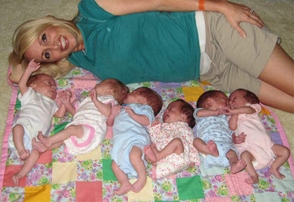 Сколько детей рождается в семье. С рождением тройняшек. Мама с тройняшками. Тройняшки и четверняшки.