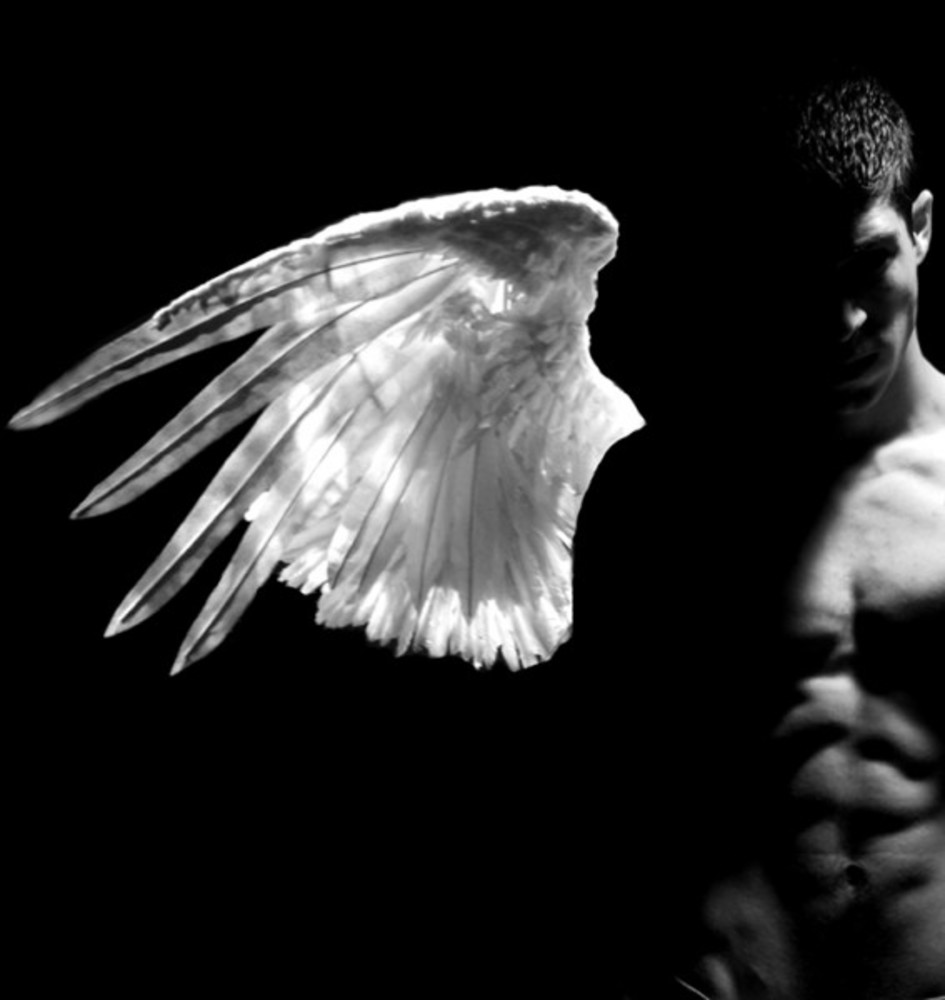 Парень с крыльями ангела