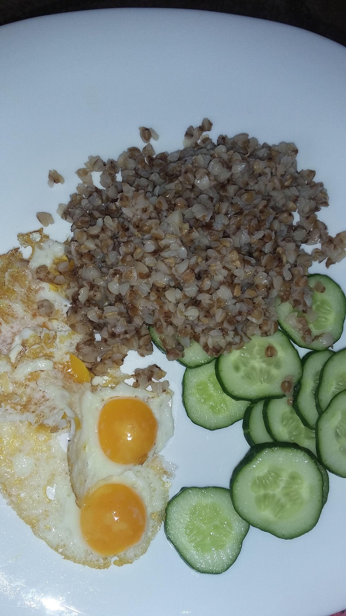 Блюдо яйцо овощи крупа. Гречка с вареным яйцом. Яичница с гречкой. Гречневая каша с яйцом. Гречка с яйцом на завтрак.