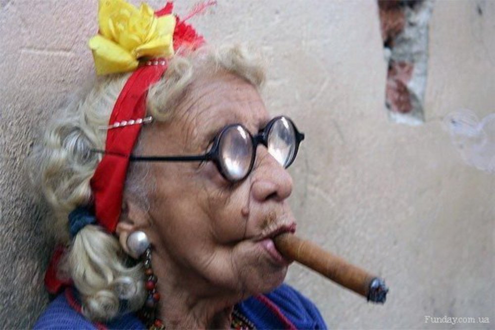 Бабушка извращенец. Прикольные старушки. Старушка с сигаретой.