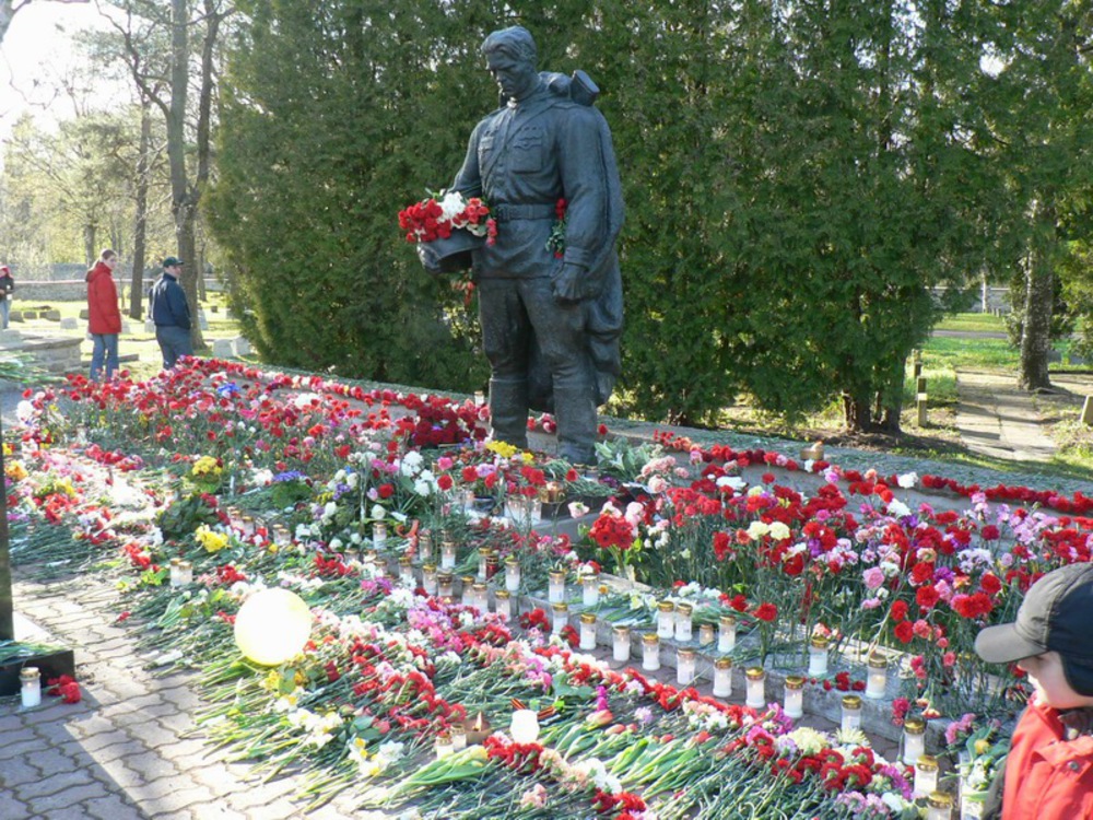 Захоронения солдат. Памятники войны с цветами. Памятник солдату. Памятник неизвестному солдату ВОВ. Памятнику неизвестного солдата 9 мая.