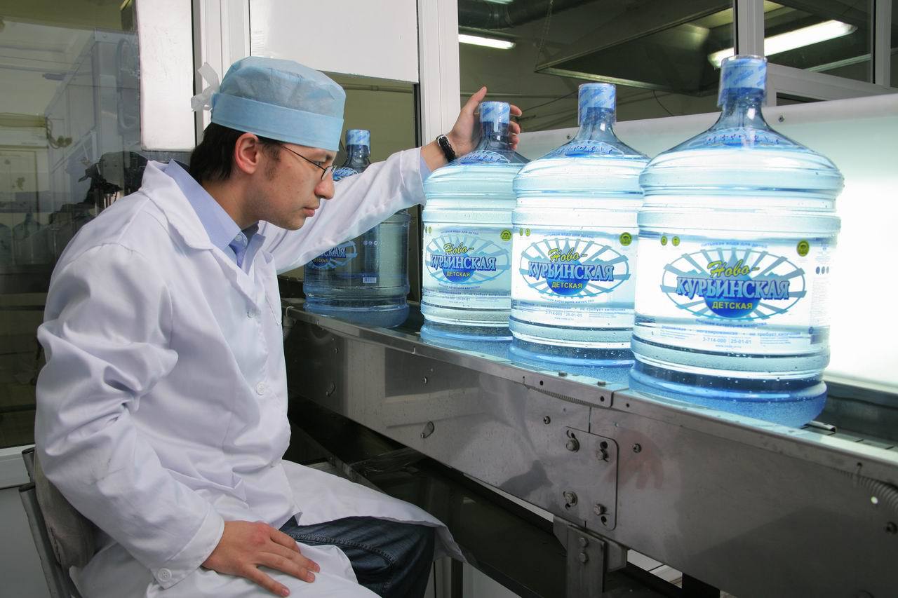 Лаборатория питьевой воды. О качестве воды бутилированной. Вода бутилированная фирмы. Производители бутилированной воды. Завод питьевой воды.