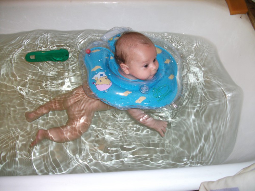 Коврик для купания в ванной. Купание младенца. Коврик для плавания грудничков. Купание детей в ванной с кругом. Позы для купания новорожденных.