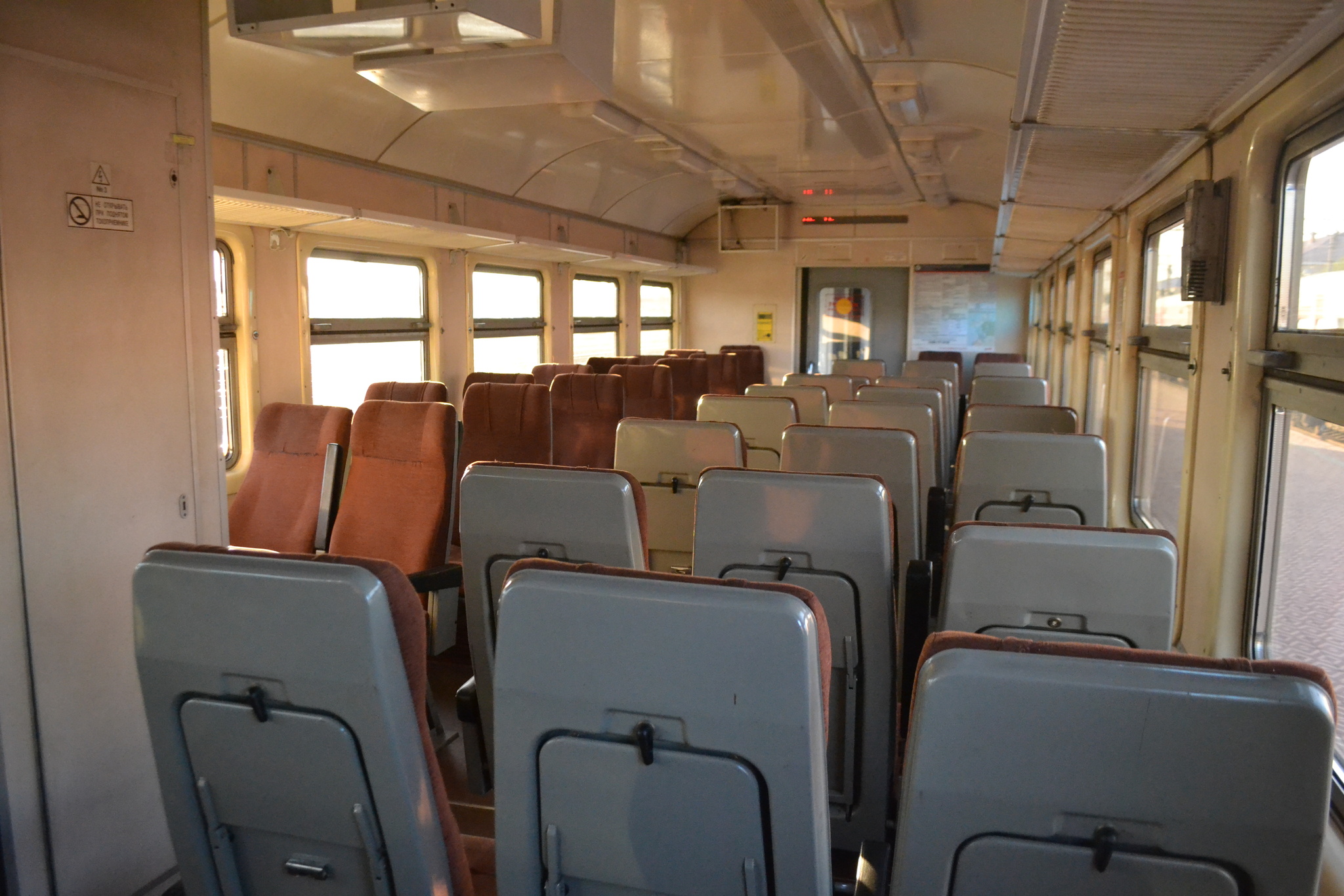 сидячий вагон в поезде москва псков