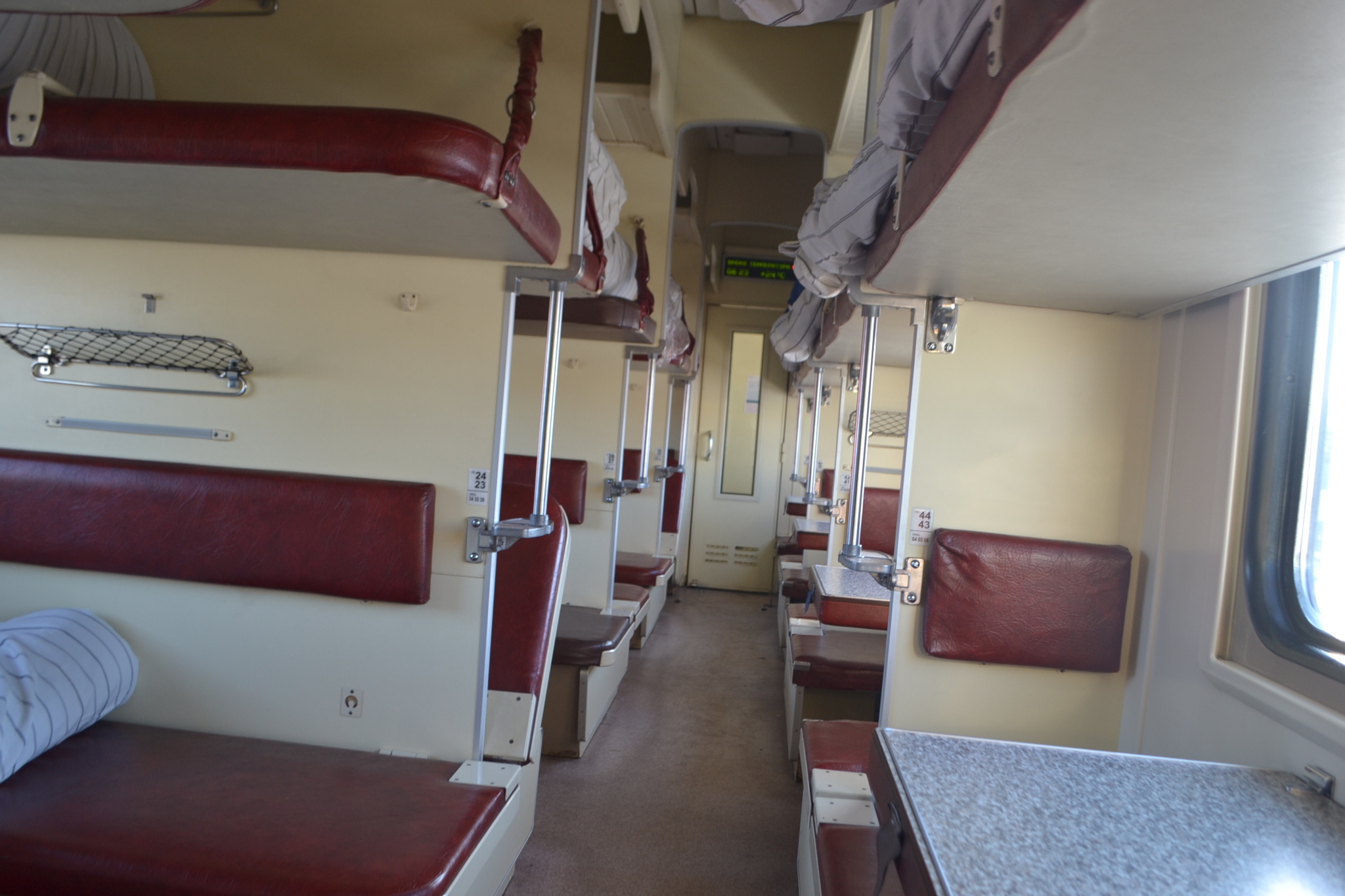 Боковые полки в поезде плацкарт фото внутри вагона