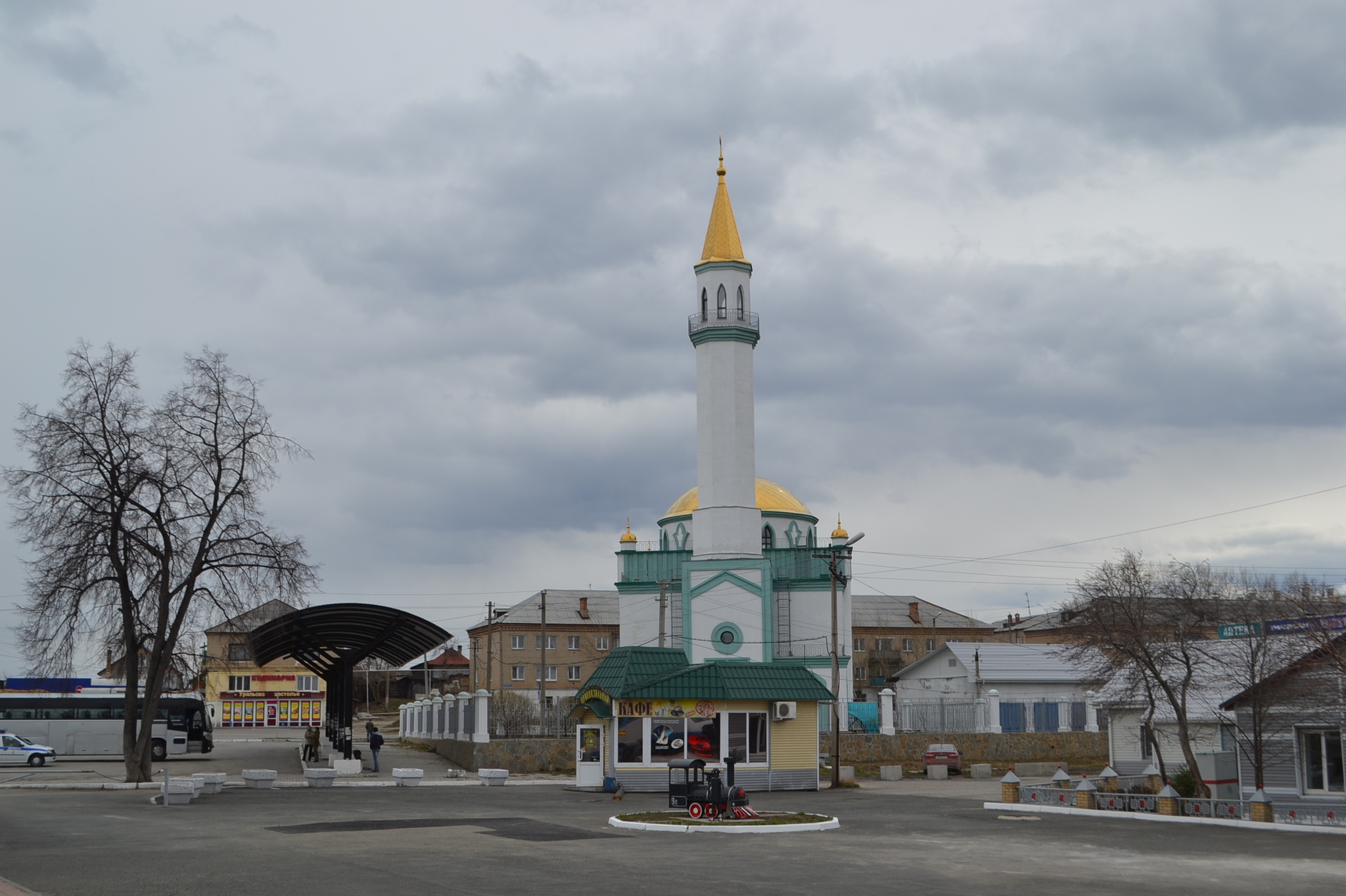 Екатеринбург верхний уфалей. Мечеть верхний Уфалей. Соборная мечеть Кыштым. Ворота Кыштымской мечети. Соборная мечеть Кыштым ночью.