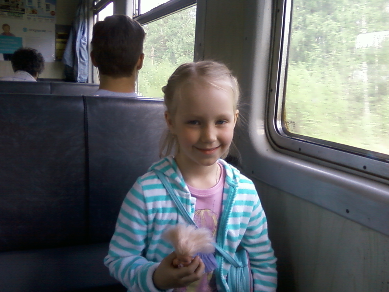 В поезде маленькая маленькая девочка