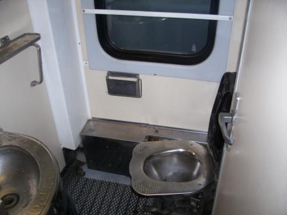 Биотуалет в вагоне поезда. Туалет в вагоне поезда плацкарт. Биотуалет в плацкарте РЖД. Туалет в поезде плацкартного вагона РЖД. Вагон плацкарт биотуалет.
