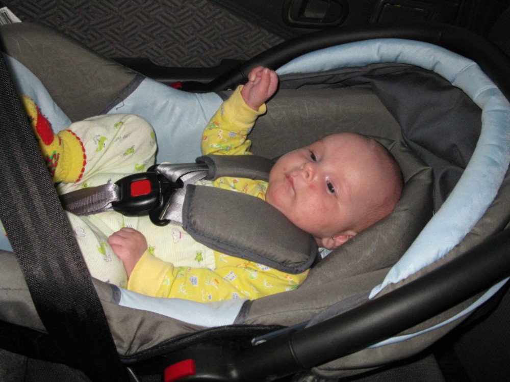 Люлька до скольки месяцев. Ребенок в автолюльке. Ребёнок в автолюльке новорожденный. Расположение ребенка в автолюльке. Новорожденный ребенок в автокресле.