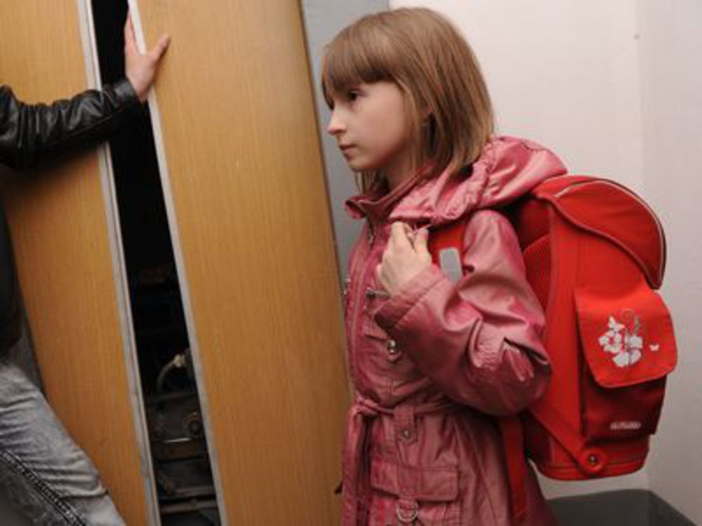 Дочь не приходит домой. Лифт для детей. Дети девочки в подъезде. Дети в лифте с незнакомыми.