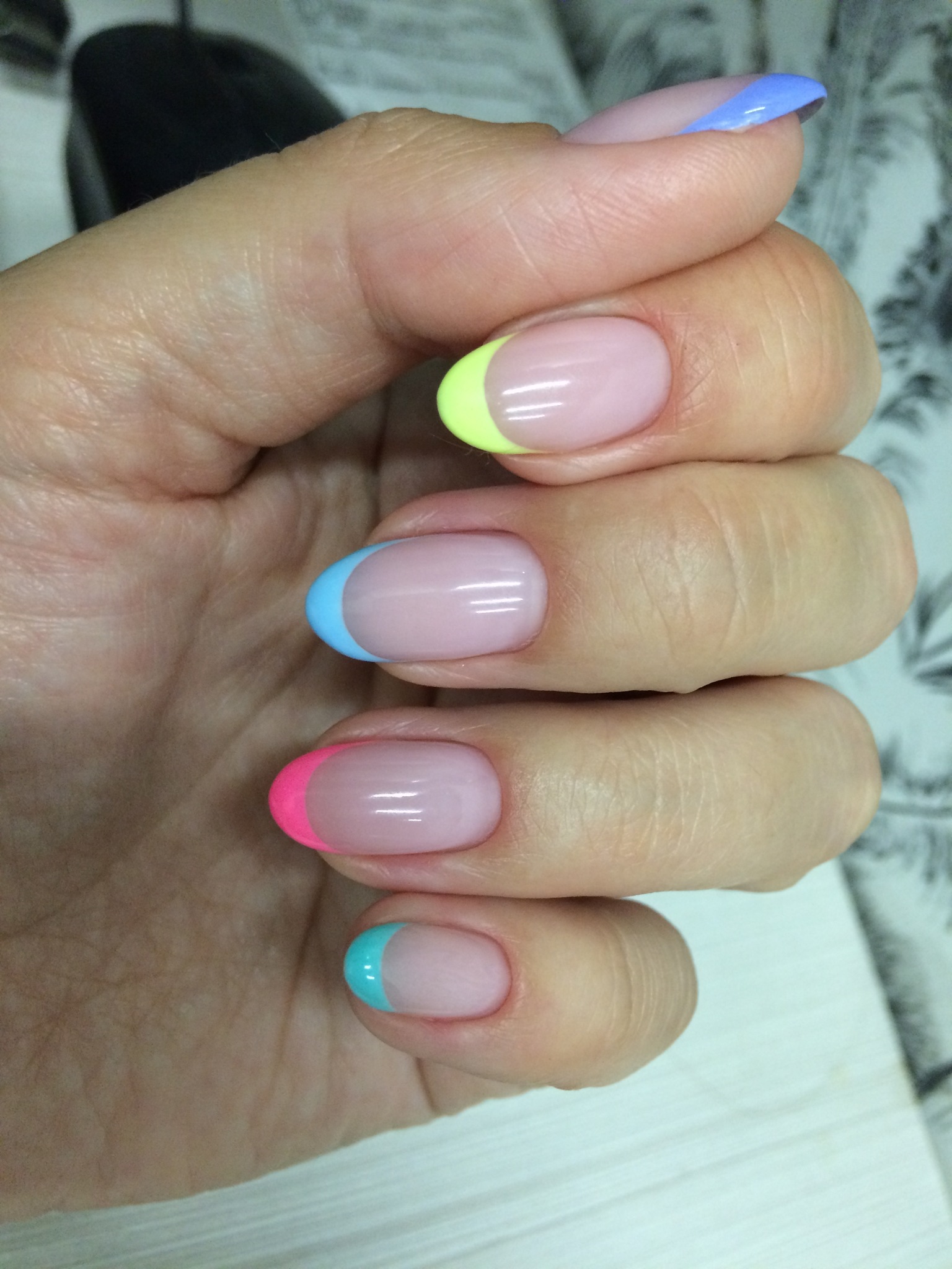 цветной френч на овальных ногтях. маникюр френч цветной на овальные. цветной френч на миндалевидных ногтях 2022. разноцветный френч. маникюр с разноцветными кончиками.