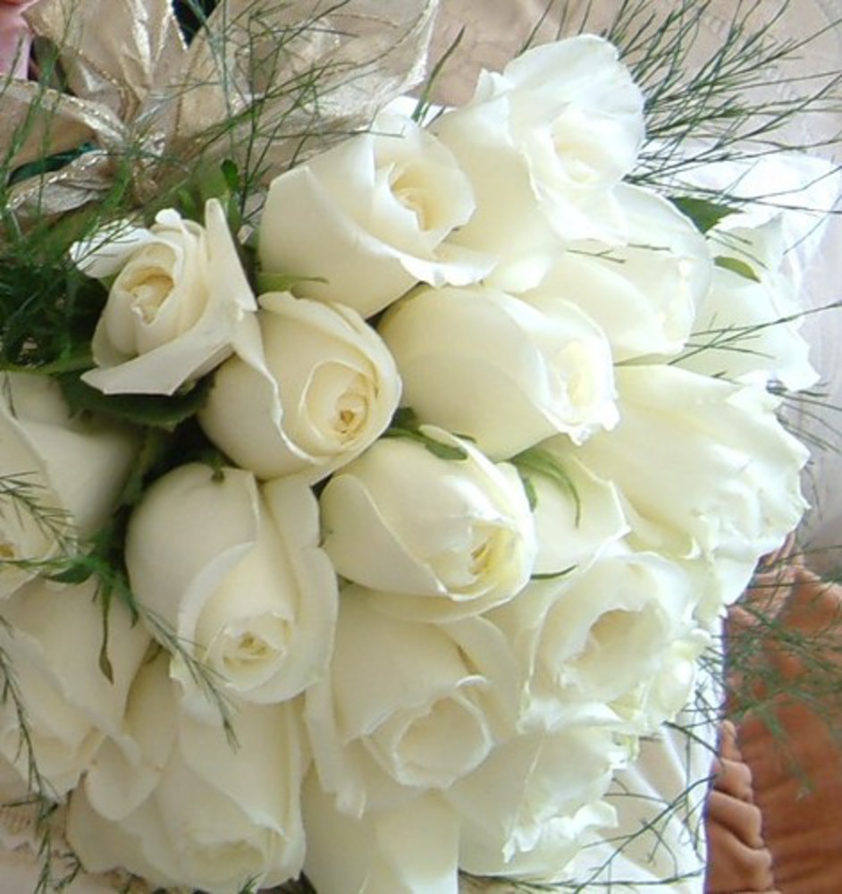 Поздравительные букеты из белых роз