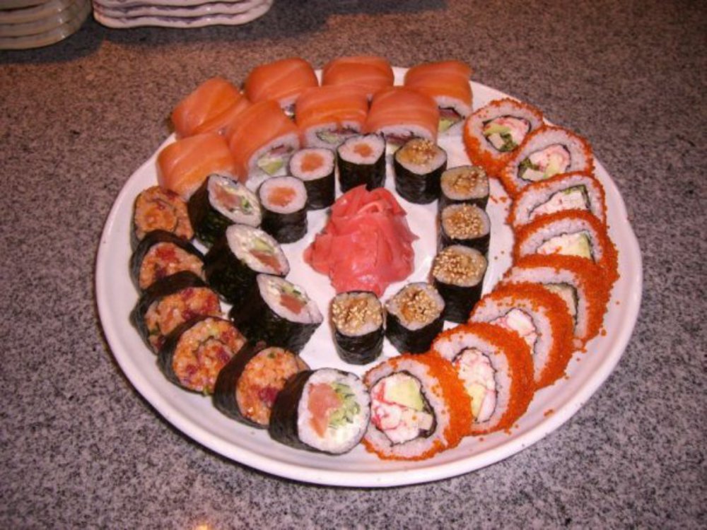 Фото суши роллы на столе дома