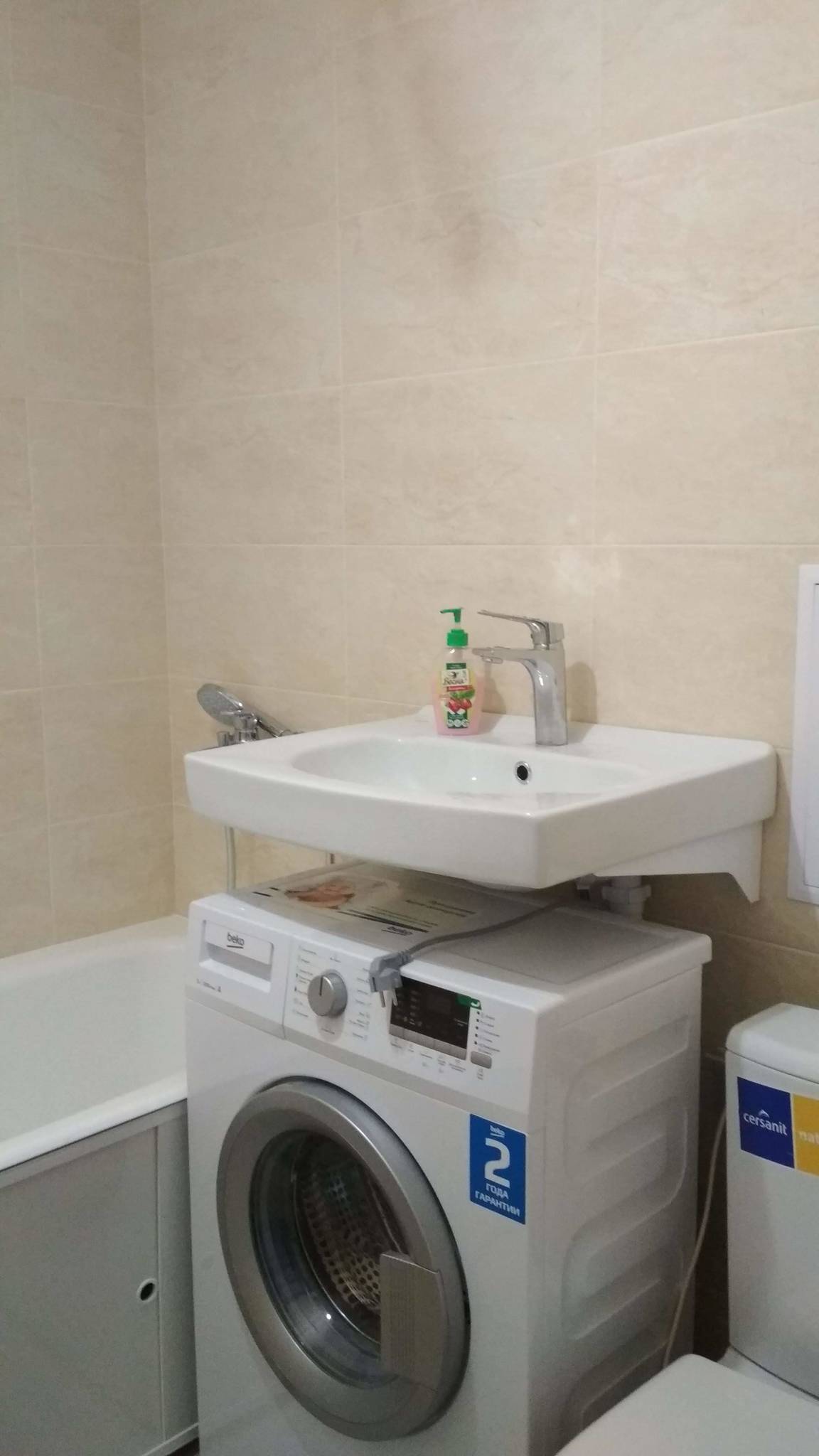 Раковина над стиральной машиной в ванной фото