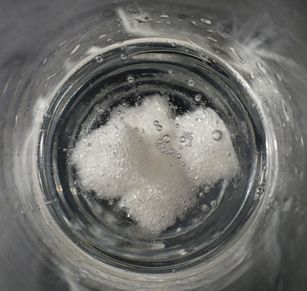 Почему в горячей воде сахар растворяется быстрее. Что растворяется в воде. Растворение сахара. Растворение в воде. Растворенные соли.