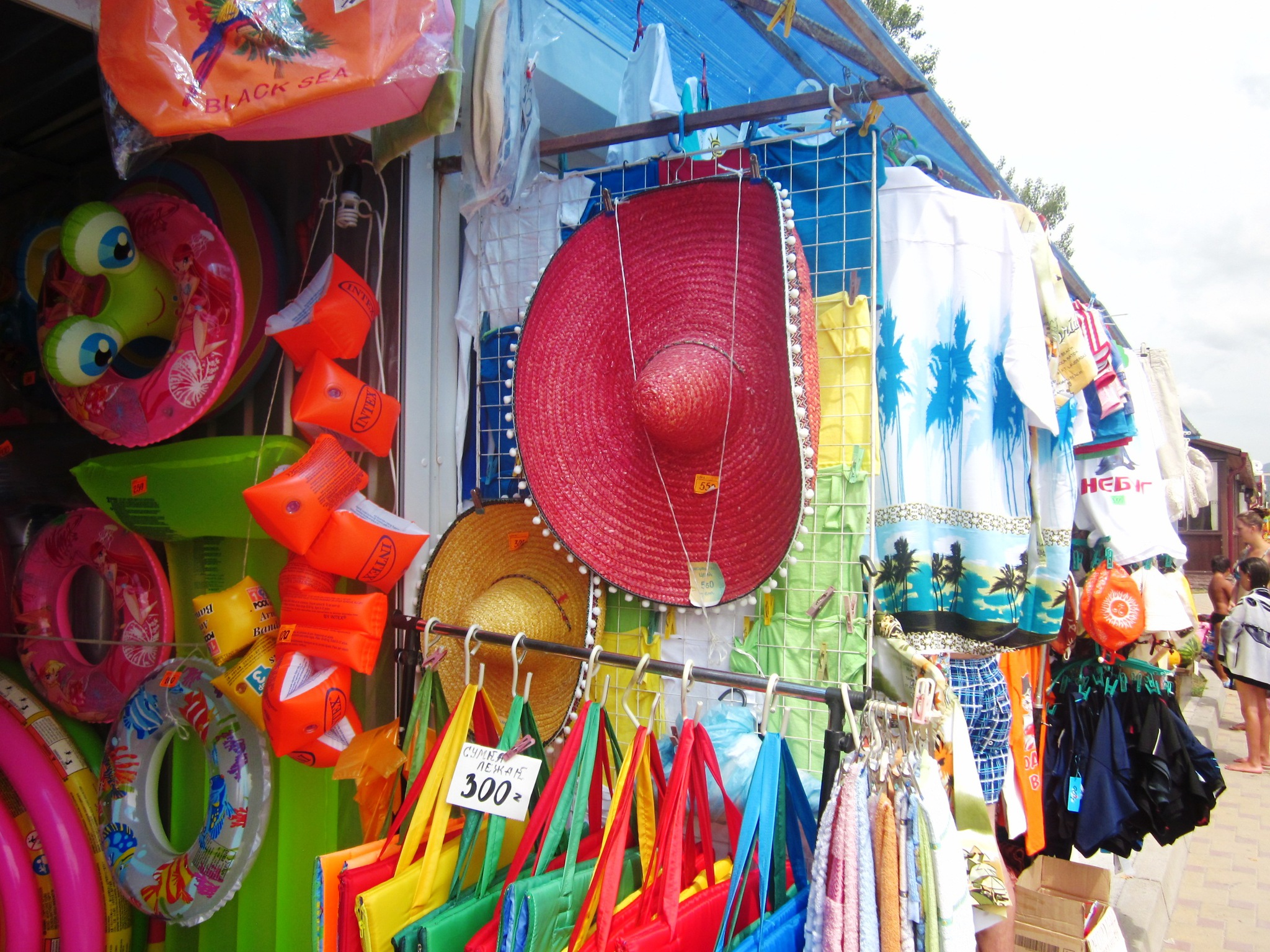 товар для магазина на пляже. пляжный магазинчик. адлер магазины. пляжный магазинчик. сувениры из небуга.