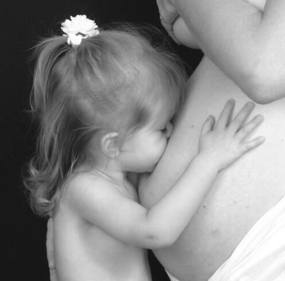 Дочь трогает маму. Любовь к ребенку. Любовь мамы к ребенку. Нежность матери к ребенку. Любовь мамы и Дочки.