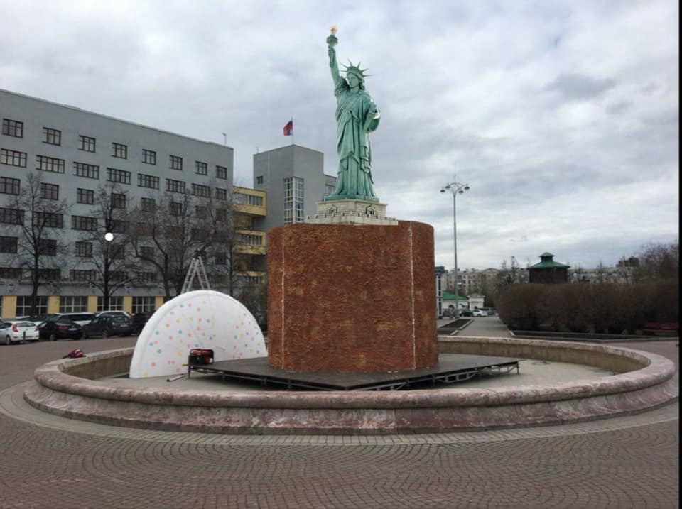 Камень в центре екатеринбурга. Каменный цветок фонтан Екатеринбург Пасха. Каменный цветок Екатеринбург памятник. Екатеринбург кулич фонтан. Памятник куличу.