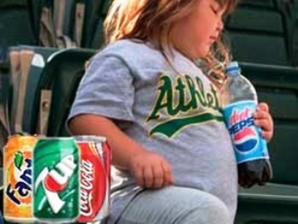 Дети пьют колу. Дети пьют газировку. Ожирение от Кока колы. Дети Котове пьют газировку. Дети которые пьют газировку и едят чипс.