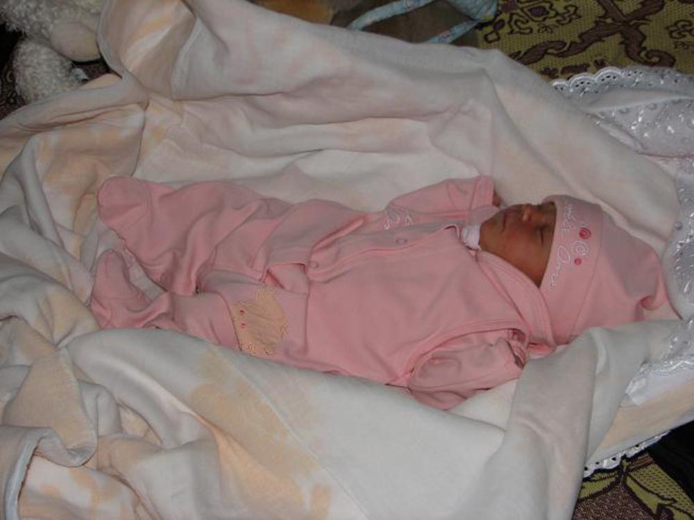Фото новорожденных девочек в роддоме реальные первый день
