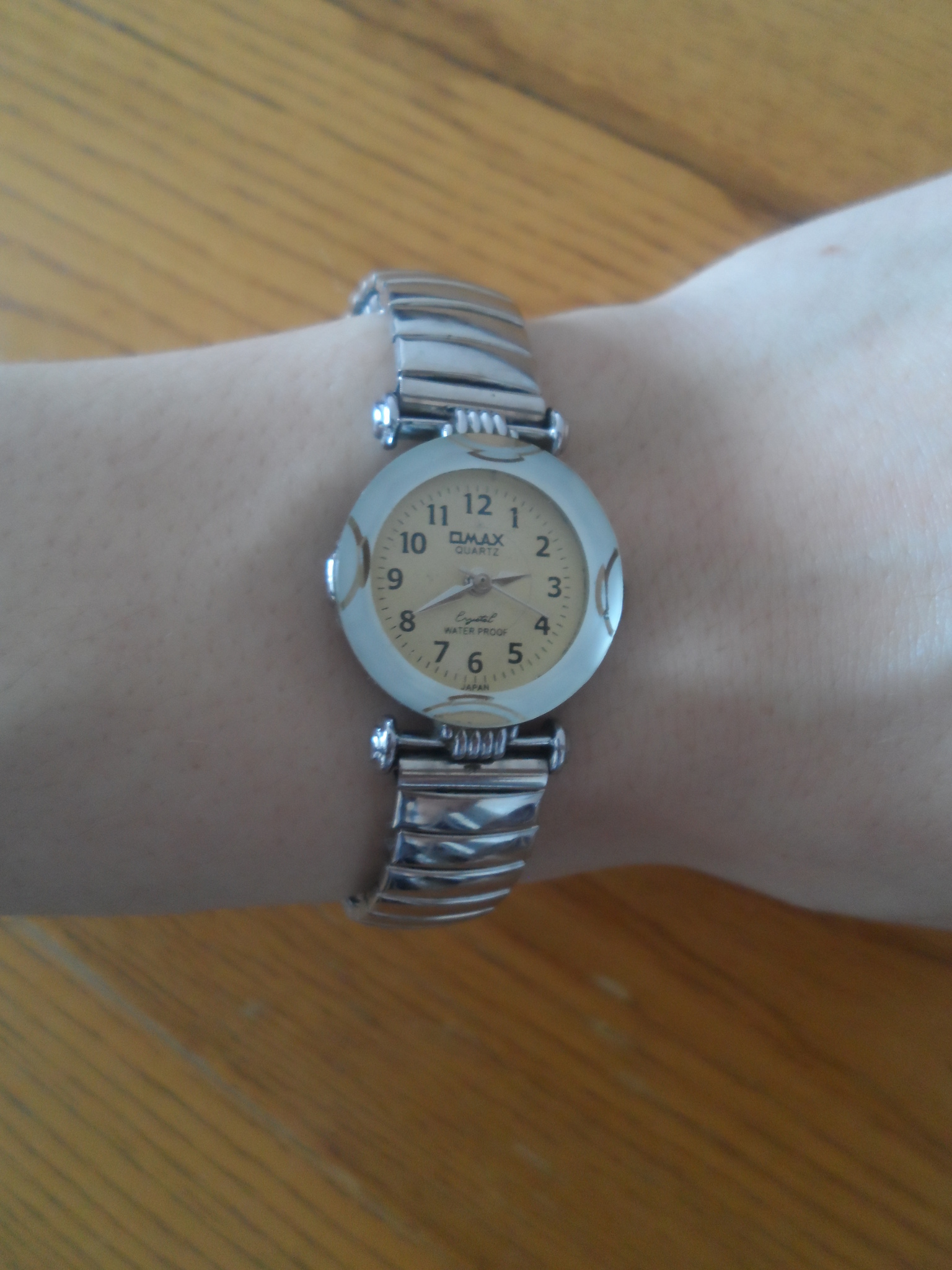 Часы браслет резинка. Часы браслет на резинке. Часы женские на браслете на резинке. Часы на эластичном браслете. Женские часы браслет эластичный.